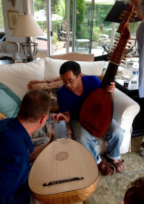 Phil and Hideki try to determine whose lute is bigger